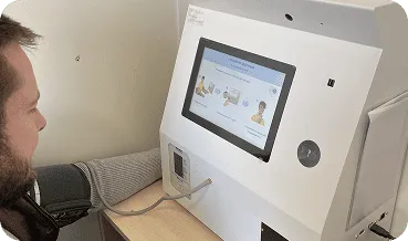 Медицинский работник анализирует данные