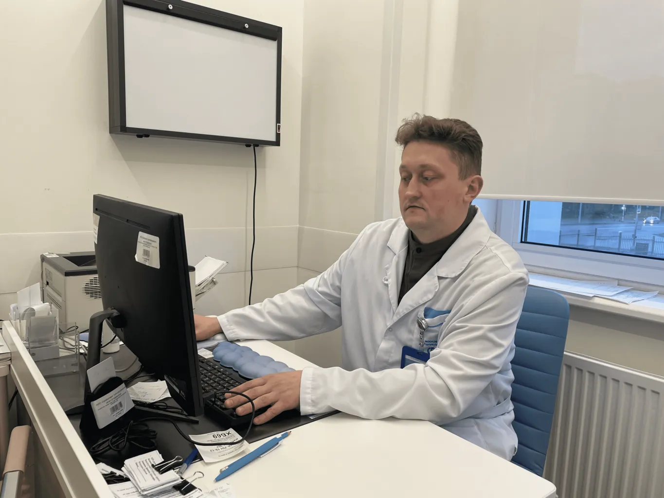 Медицинский работник анализирует данные