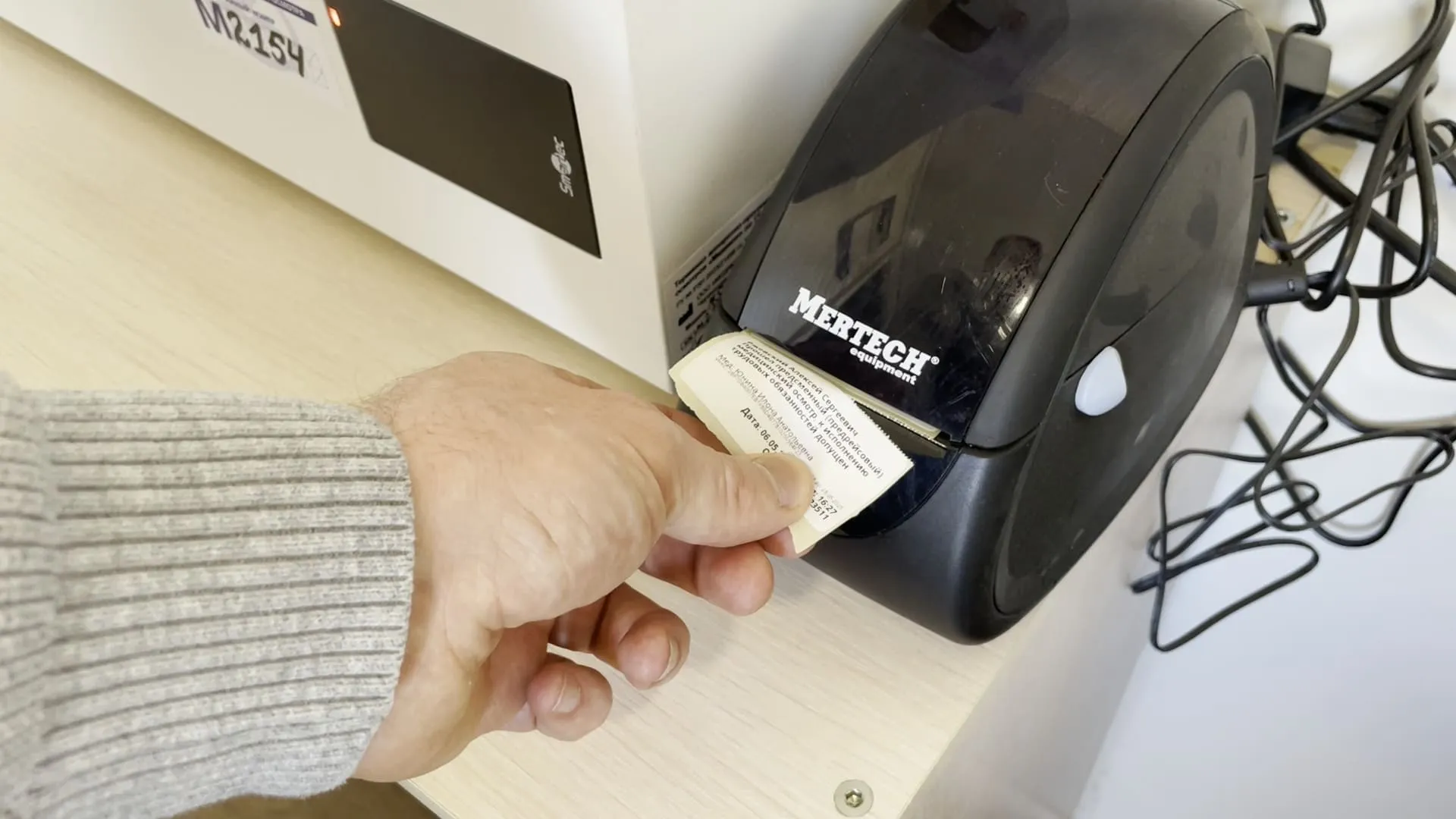 Медицинский работник анализирует данные