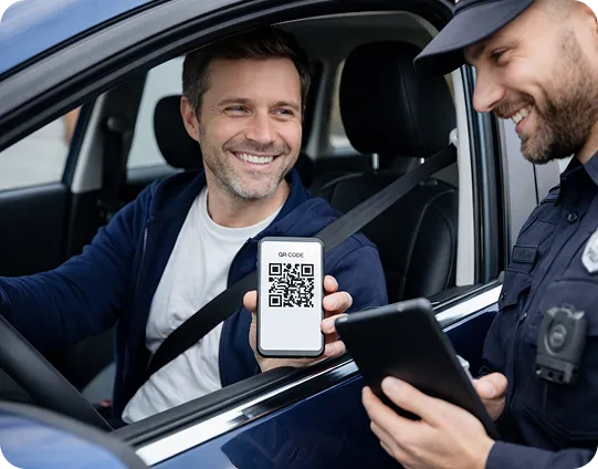 Водитель показывает QR-код электронного путевого листа